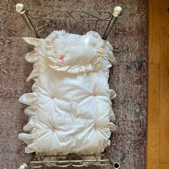 Pleasant Company American Girl Doll Samantha TLC Vintage Bed - Picture 3 of 4